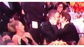 Beso entre Ryan Reynolds y Andrew Garfield en los Globos de Oro Beso entre Ryan Reynolds y Andrew Garfield en los Globos de Oro