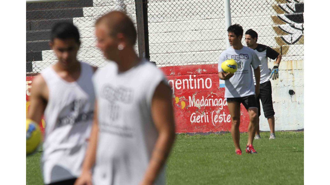 El novio de Ricardo Fort ya entrena con su equipo de fútbol