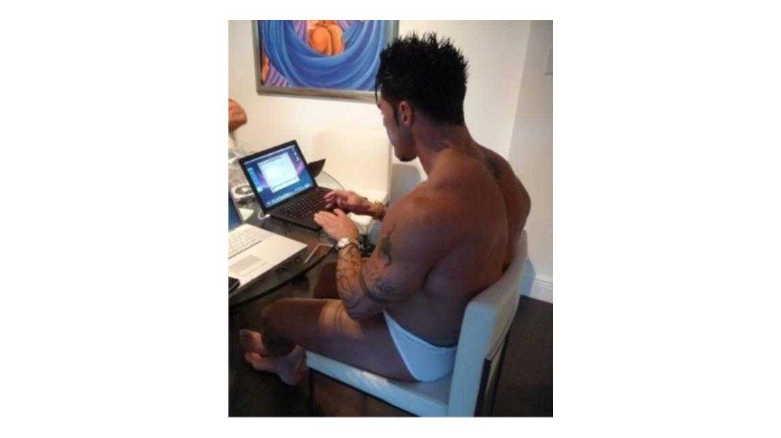 Ricardo Fort se pone cómodo para chatear con sus fanáticos ...