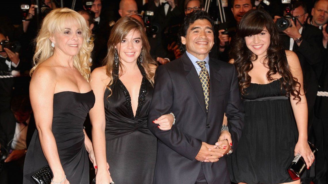 Diego Maradona lleva a Dalma y Gianinna a la Justicia  Diego Maradona, Gianinna Maradona, Dalma 