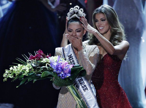 Demi-Leigh Nel-Peters al ser coronada<br>