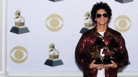 Bruno Mars con sus seis Grammy Bruno Mars con sus seis Grammy