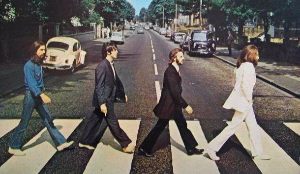 Los Beatles curzando Abbey Road<br>