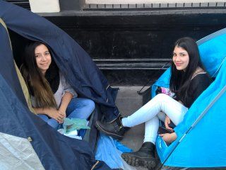 Las fanáticas de Airbag, acampando desde hace casi una semana Las fanáticas de Airbag, acampando desde hace casi una semana