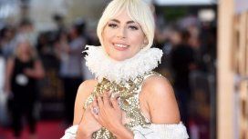 Lady Gaga con su costoso anillo de compromiso. Lady Gaga con su costoso anillo de compromiso.