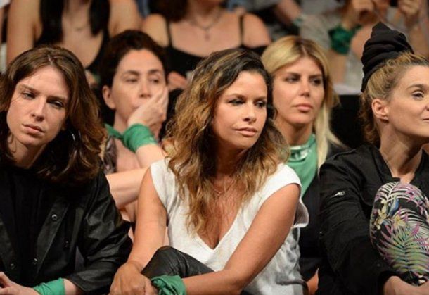 Julieta Ortega junto con sus compañeras durante la denuncia pública de Thelma Fardin contra Juan Darthés el 11 de diciembre. <br>