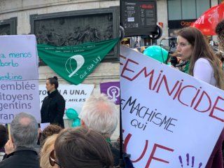 El Pañuelazo verde en la Plaza de la República, París - Foto @CSchmerkin El Pañuelazo verde en la Plaza de la República, París - Foto @CSchmerkin