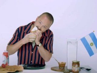 video: jesse pinkman se animo a hacer panqueques con dulce de leche antes del estreno de el camino video: jesse pinkman se animo a hacer panqueques con dulce de leche antes del estreno de el camino