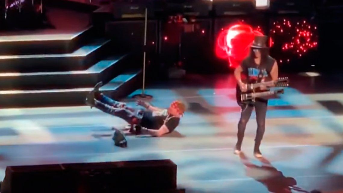 Video La Tremenda Caída De Axl Rose En Pleno Show