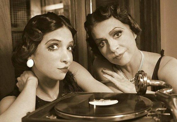 Patricia Sosa y su hija representan la moda del 1920