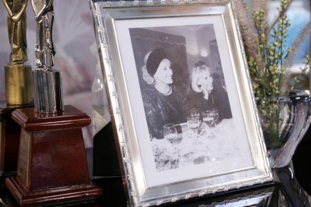 Mirtha Legrand y Goldy Legrand, juntas en el portarretrato del escritorio de "La mesa de Mirtha"