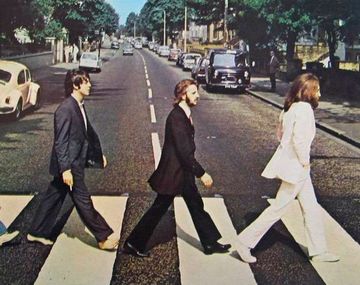 Los Beatles curzando Abbey Road