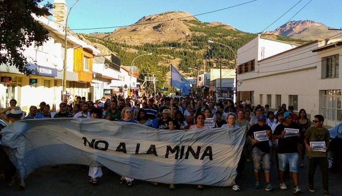 A pesar del aislamiento social y preventivo, en las provincias de Argentina, como Chubut, se realizaron diferentes movilizaciones del pueblo que se opone a los proyectos de reactivación económica pospandemia vinculados al extractivismo.