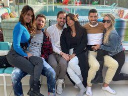 for ever: la foto de lionel messi y anto rocuzzo con las familias de luis suarez y cesc fabregas