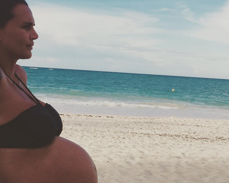 Después del escándalo Amalia Granata mostró su pancita desde Cancún: Roque, sol, playa, amor