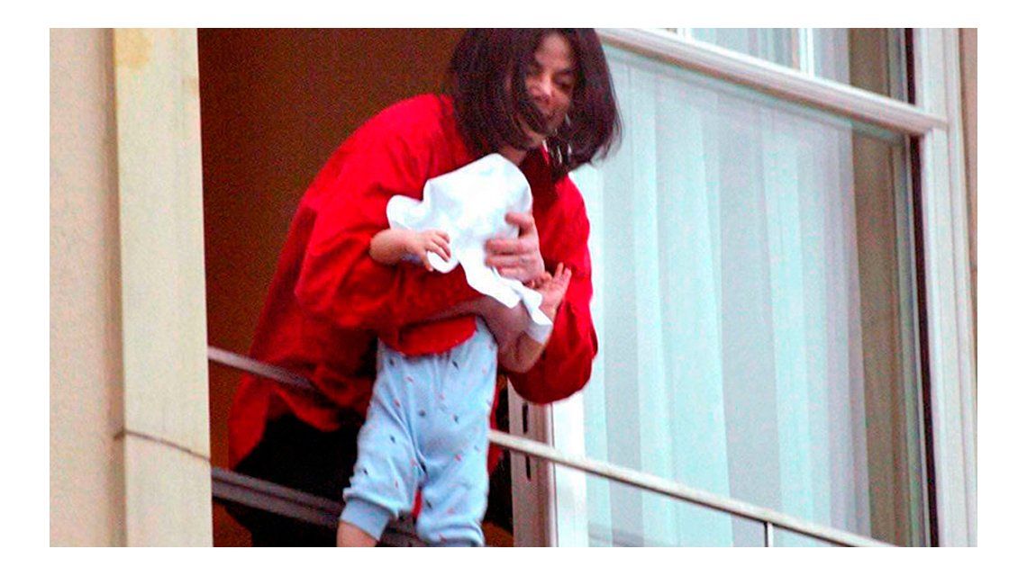 ¿Cómo está hoy el hijo de Michael Jackson de la famosa escena del balcón?