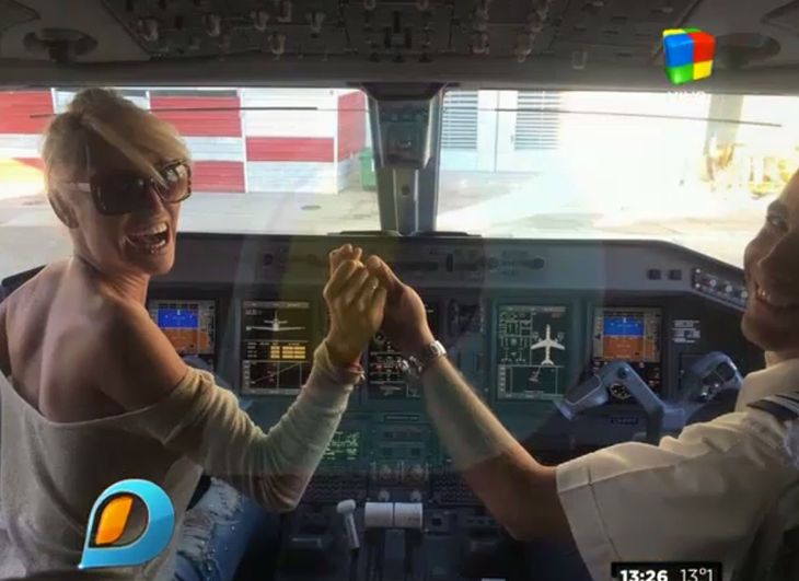 Las nuevas fotos de Vicky Xipolitakis en la cabina de un avión