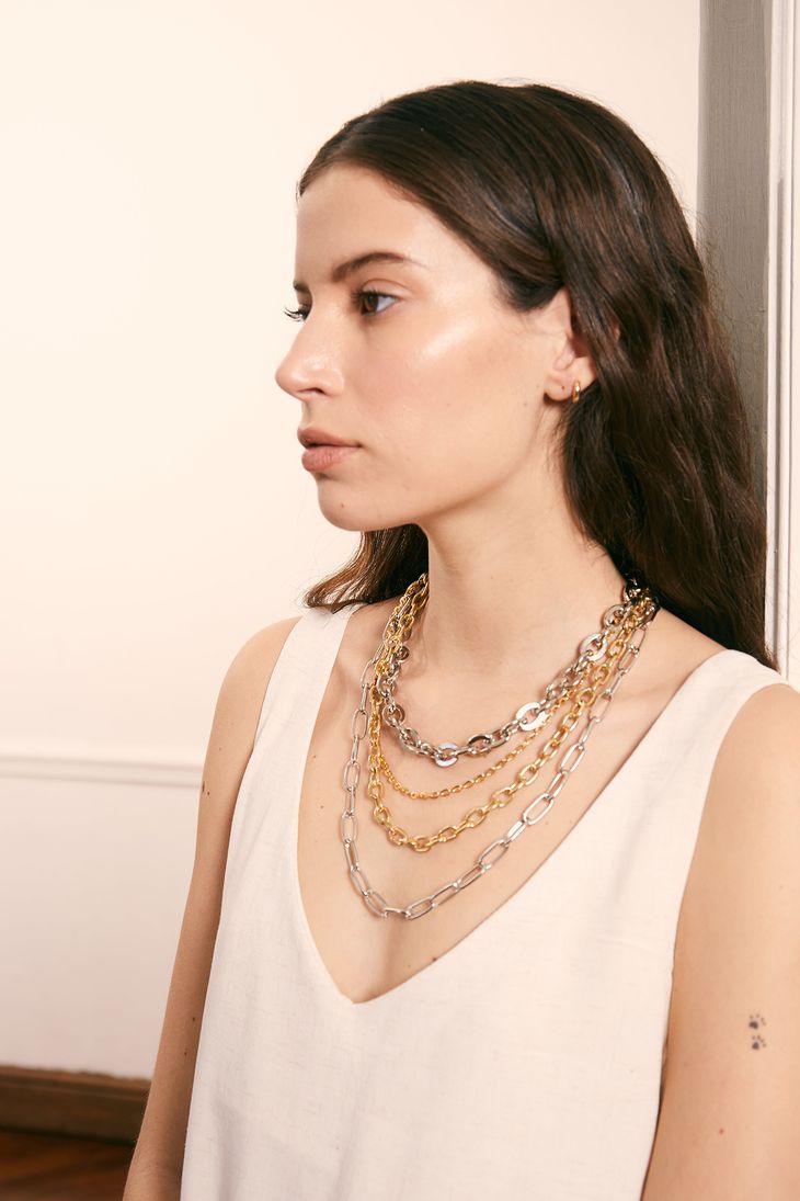 Collar Ossira para combinar con un outfit clásico. 