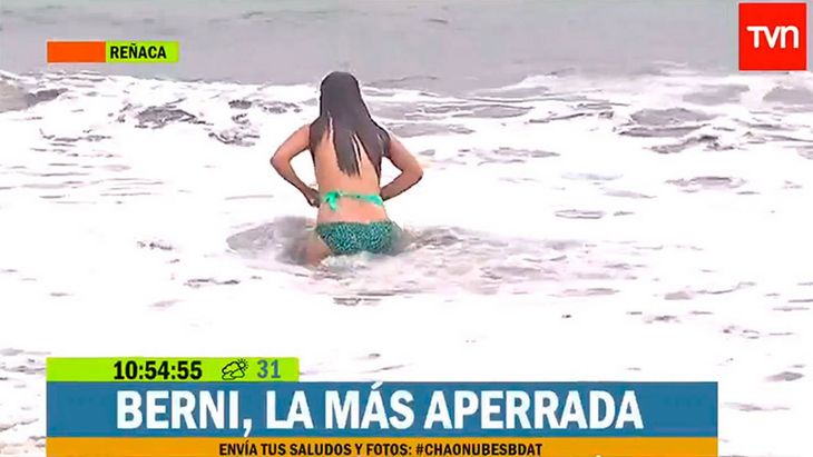 Estalló el verano: una notera se zambulló en el mar y perdió la bikini