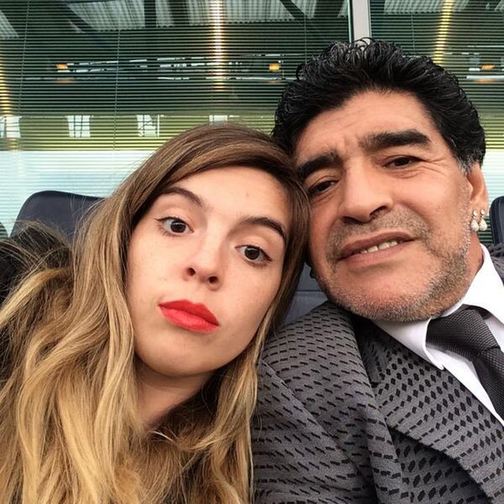 Se suman a la moda: la foto selfie de Diego y Dalma Maradona en Londres