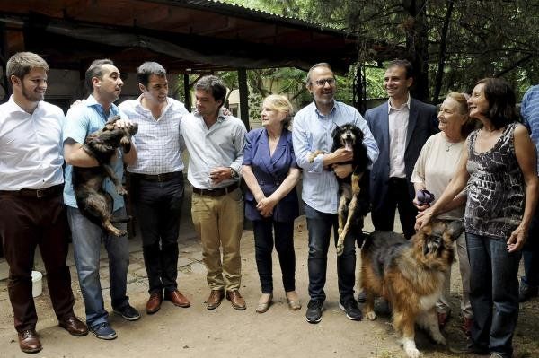 El Intendente de Morón, Ramiro Tagliaferro y su par de Tres de Febrero, Diego Valenzuela, en la firma del convenio que autoriza el funcionamiento del Refugio canino Palomar, en 2017.