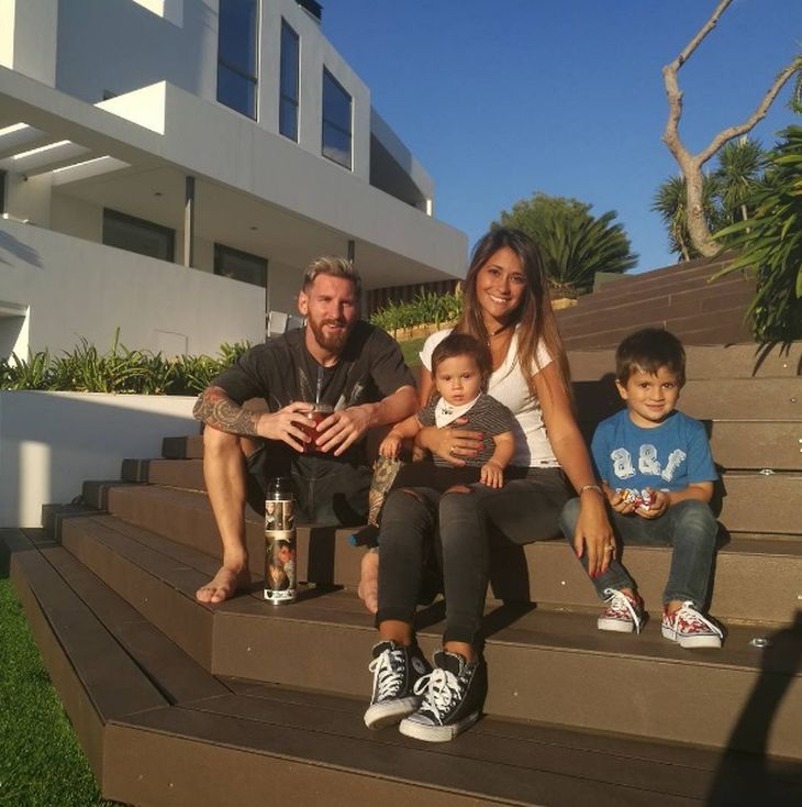 La tierna foto familiar de Messi con Antonella Roccuzzo y sus hijos: Los amo