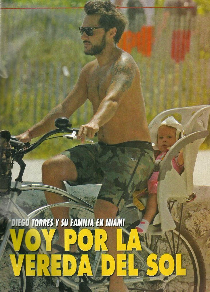 Diego Torres y Débora Bello pasean a su hija Nina en bicicleta en Miami