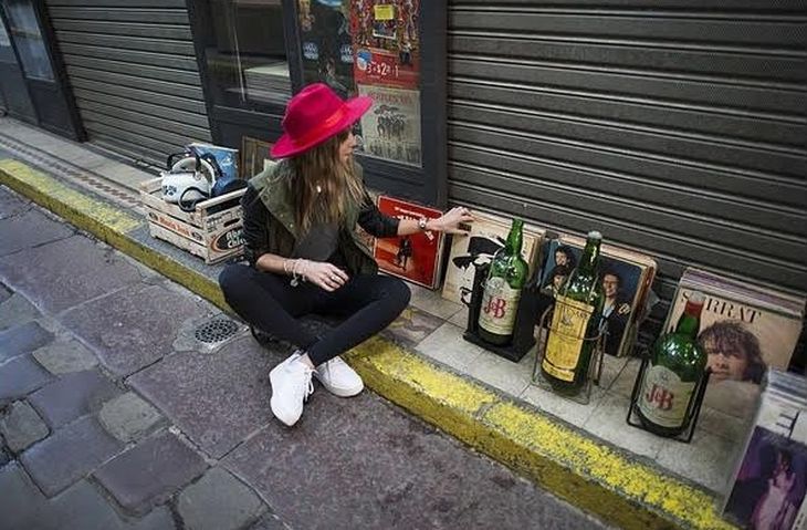 La polémica foto de Lucía Celasco tomando whisky del pico que publicó en Instagram y después borró