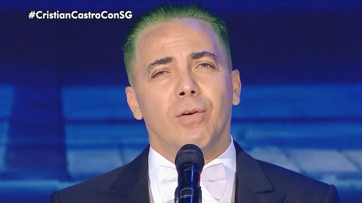 Cristian Castro apareció teñido de verde en lo de Susana Giménez y le robó un beso a la diva