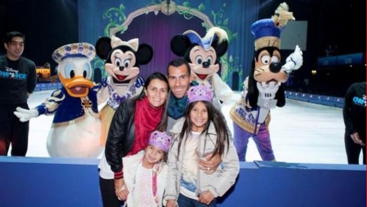 Carlitos Tevez fue con su familia a ver Disney On Ice