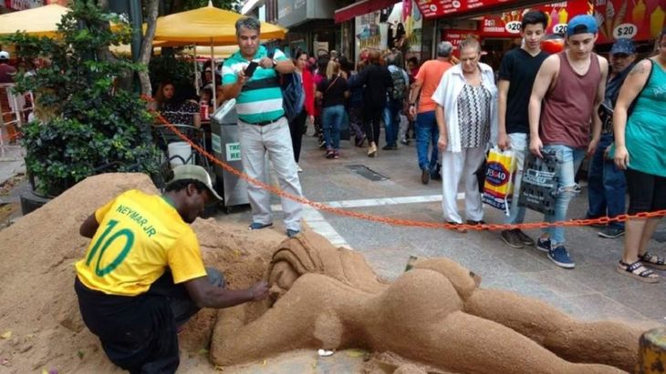 Le dedicaron una escultura de arena a Sol Pérez