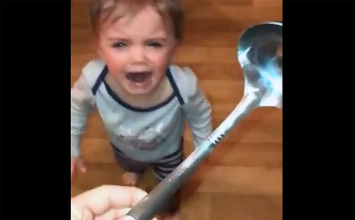 Bebé le pidió una cuchara sopera al padre, se la dio y el final sorprendió