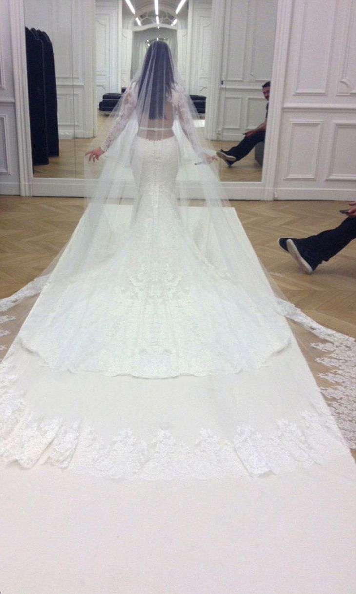 Las fotos del vestido de novia exclusivo que usó Kim Kardashian para su boda