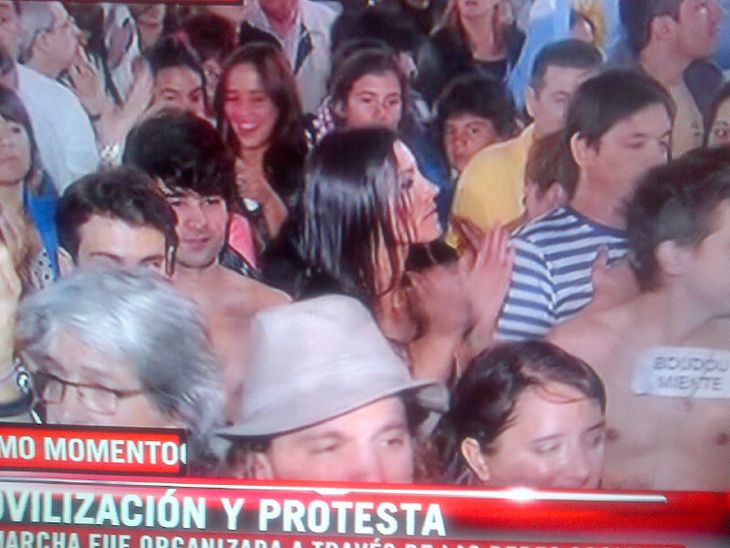 La tele cubrió la protesta y Natacha Jaitt manifiestó en bolas en Plaza de Mayo