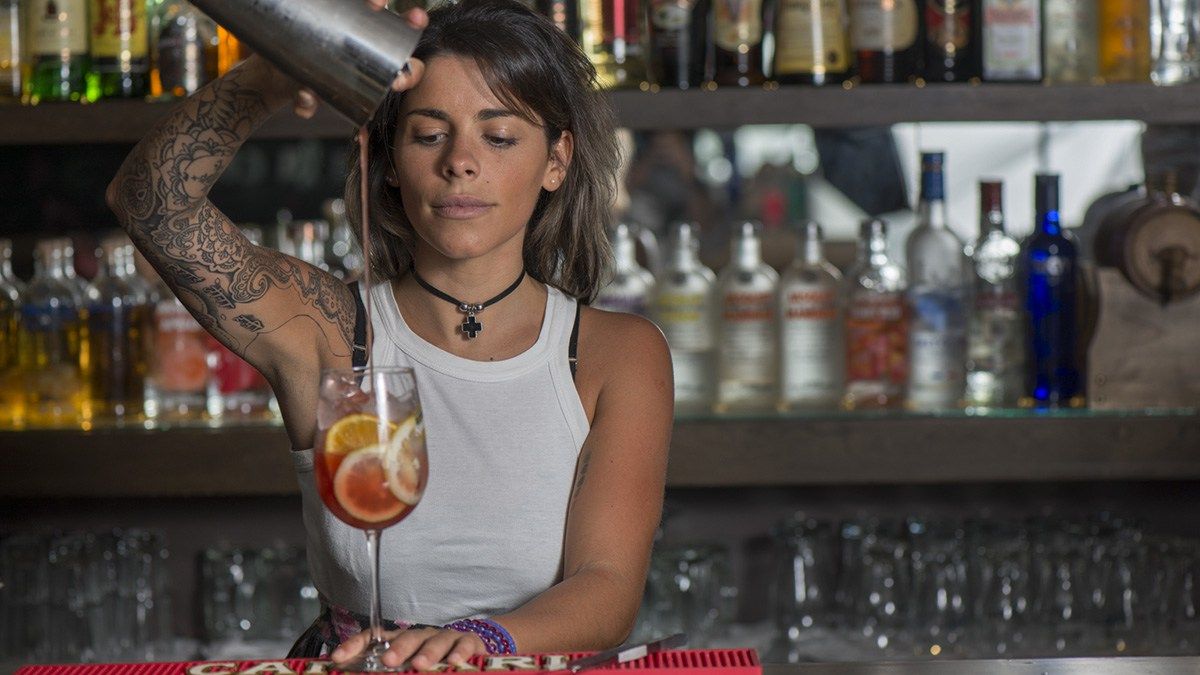 Conocé a la sexy bartender que se consagró como la mejor del país