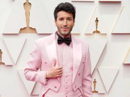 sebastian yatra eligio un traje color rosa que marca tendencia: adios al smoking blanco y negro