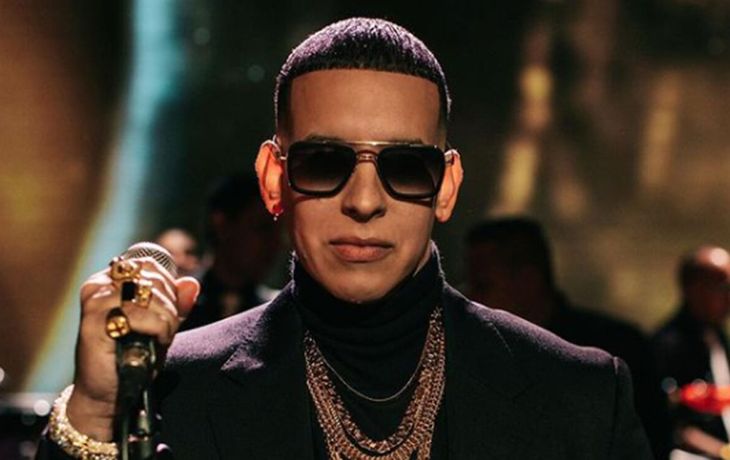 Daddy Yankee recibió a Duki junto a otros artistas. 