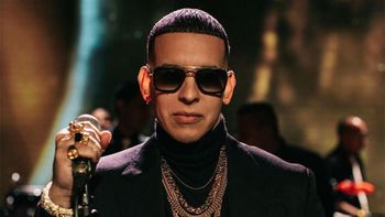 Daddy Yankee recibió a Duki junto a otros artistas. 