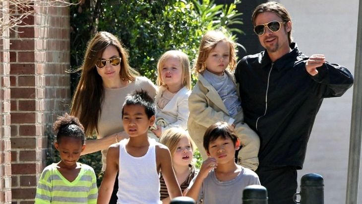 Brad Pitt y Angelina Jolie con sus hijos Maddox