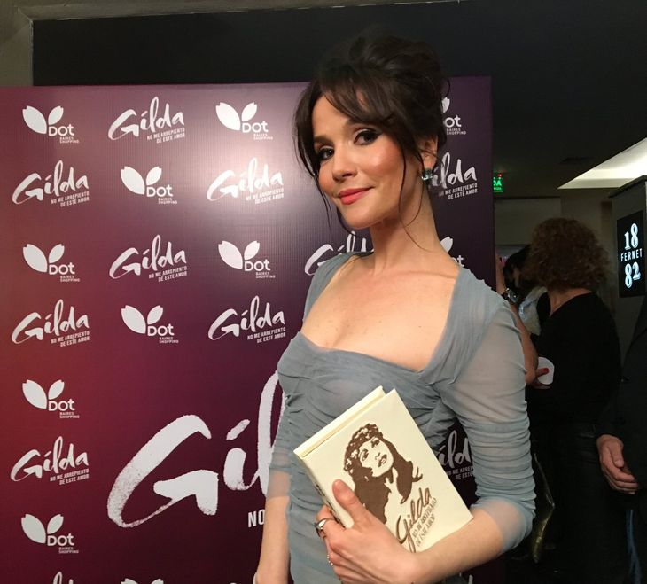 Natalia Oreiro deslumbró con un look de Dolce & Gabbana en la avant premiere de Gilda, la película